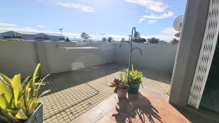 2 Bedroom Property for Sale in Heiderand Western Cape